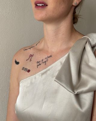 Tetovačky, které dají rozlučce jeden vibe. Čisté motivy, rychlá aplikace, skvělý efekt na fotkách. Detail, co drží celou...